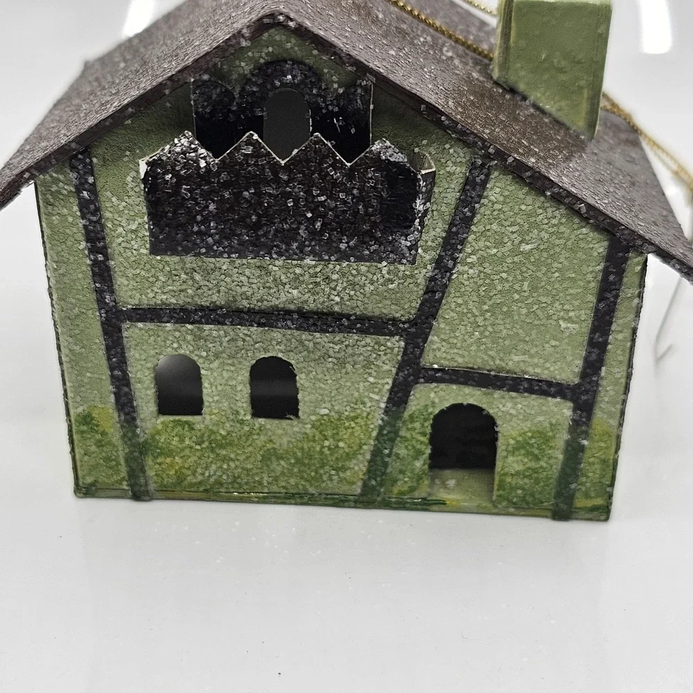 Paper House houses eyelets